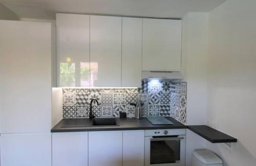 Grimaud Apartment | GRILEG- Pour des vacances idéales en famille ! T2 cabine dans résidence avec piscine chauffée