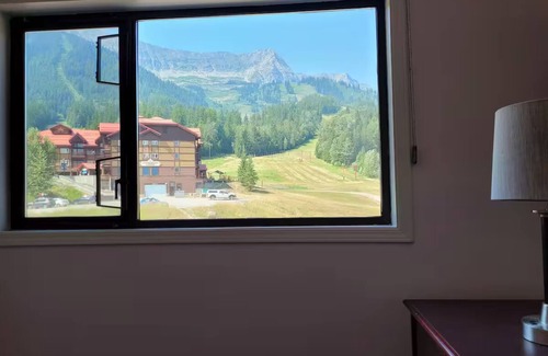 East Kootenay Condo | Griz Inn Condo on the Hill - 100 steps from lift
