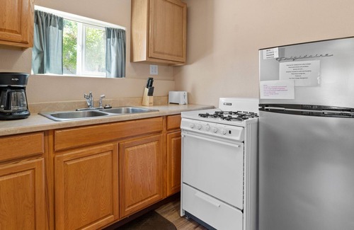 The Village Cottage | Grizzly Bear Studio Pet Friendly Walk to Village, Lake and Forest