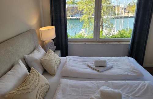 Neustadt in Holstein Apartment | Große Ferienwohnung mit traumhaftem Hafenblick von "Momentic"