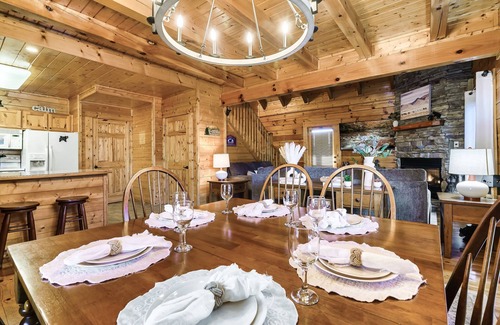 Pigeon Forge Cabin | Groot's Place - 5min from parkway - massage chair/Air hockey/foosball