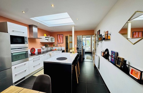Hallennes-lez-Haubourdin House | Groovy House, 10min from Lille, with electronic dart board