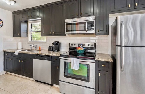West Park Cottage | Groovy Getaway ~Less than a mile from campus!