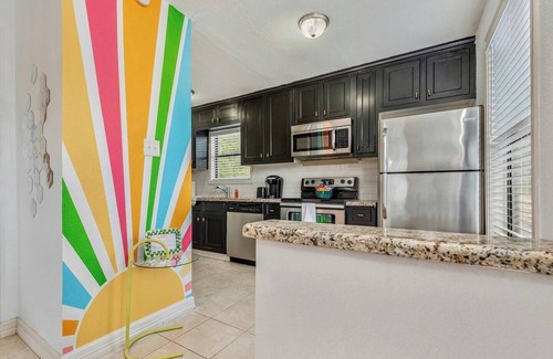 West Park Cottage | Groovy Getaway ~Less than a mile from campus!