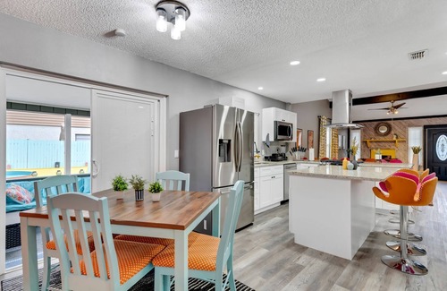 Jan Phyl Village House | Groovy Playhouse Getaway 4 bdrm near Legoland