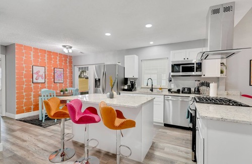 Jan Phyl Village House | Groovy Playhouse Getaway 4 bdrm near Legoland