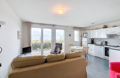 Merville-Franceville-Plage Apartment | Ground-floor apartment, sea front, 4 people, quiet, free wifi