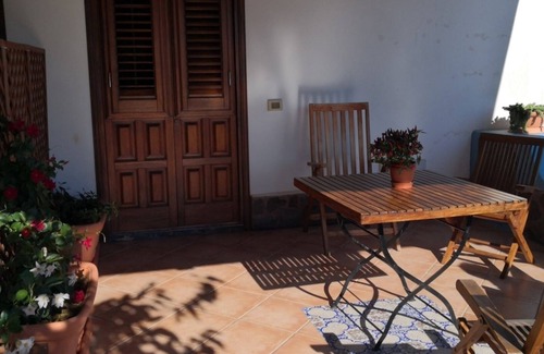 Ustica Apartment | Ground floor apartment with covered terrace