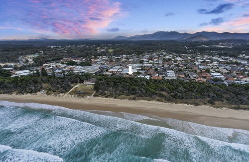 Sawtell Apartment | Ground floor apartment sleeping 5 guests - right next to the beach!