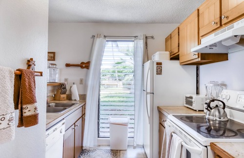 Maunaloa Condo | Ground-Floor Condo w/Ocean View, Lanai, Shared Pool/Hot Tub - Walk to Beach