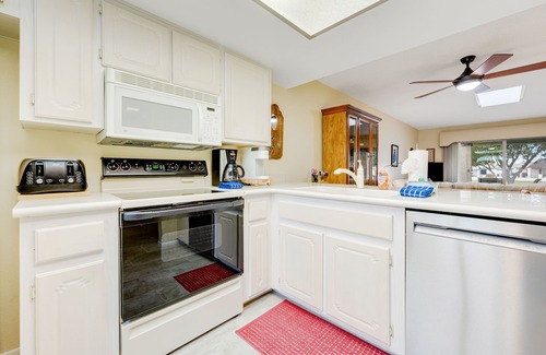 Fountain of the Sun Condo | Ground-floor condo with fairway views, pool, hot tub, covered patio, & grill