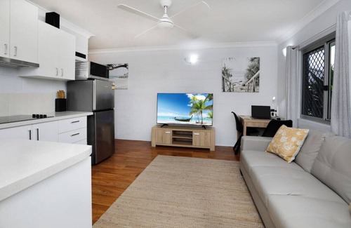 Cairns North Apartment | Ground Floor Easy Unit Close to City 4