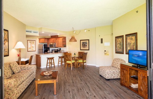 Honokowai Resort | Ground Floor large one bedroom Unit 112 Steps to beach