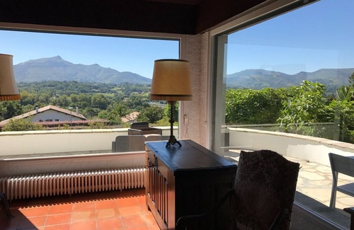Ciboure Villa | Ground floor of 240 m2 villa with dominant view of the Pyrenees and Spain