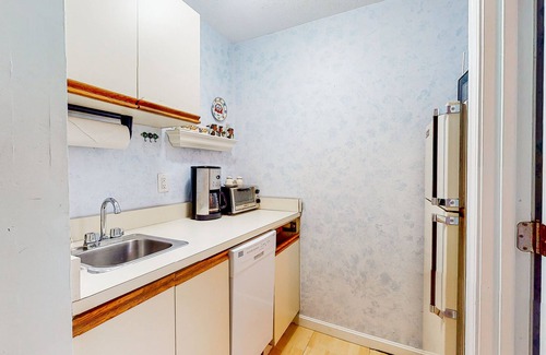 Cape Neddick Apartment | Ground-floor studio with patio & AC - walk to Ogunquit Beach & downtown