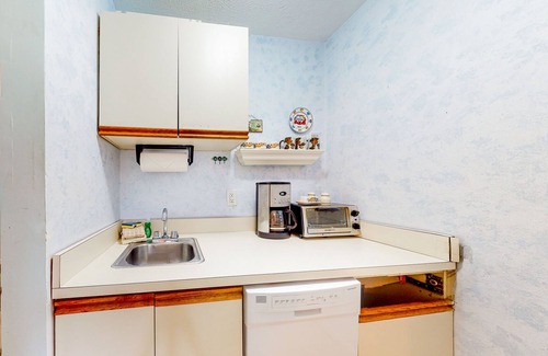 Cape Neddick Apartment | Ground-floor studio with patio & AC - walk to Ogunquit Beach & downtown