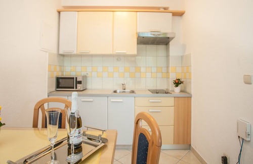 Seget Donji Apartment | Ground-floor studio for 3, 🏝 beach at 50 m, Seget