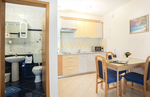 Seget Donji Apartment | Ground-floor studio for 3, 🏝 beach at 50 m, Seget