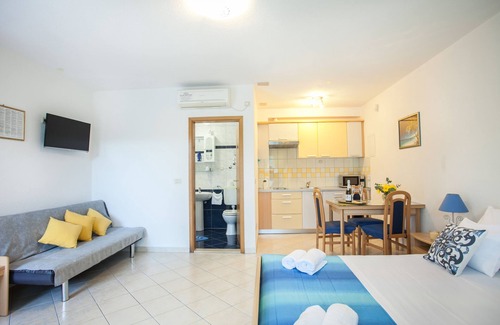 Seget Donji Apartment | Ground-floor studio for 3, 🏝 beach at 50 m, Seget