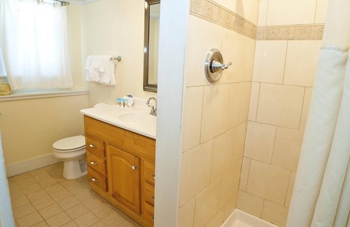 Savannah Beach Cottage | Ground-Floor Suite w/Full Kitchen & Free WiFi - Near Dining & Shops