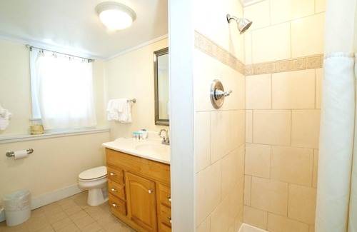 Savannah Beach Cottage | Ground-Floor Suite w/Full Kitchen & Free WiFi - Near Dining & Shops
