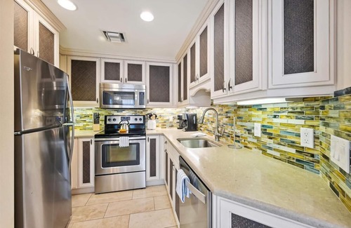 Holmes Beach Cottage | Ground Floor Two Bedroom Island Styled Home on Beautiful Anna Maria. Close to Beaches!