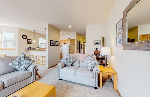 Frisco Condo | Ground-level condo w/private balcony & shared hot tub - on bus route