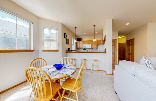 Frisco Condo | Ground-level condo w/private balcony & shared hot tub - on bus route