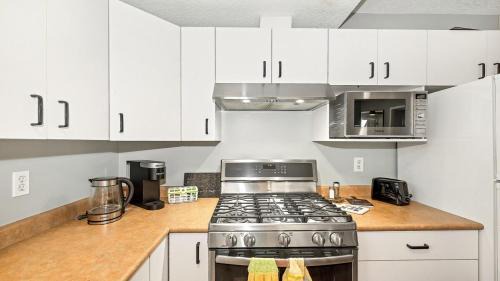 Saanich West Apartment | Ground level suite close to amenities, shopping