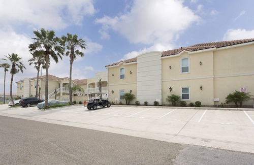 South Padre Island Condo | Groundfloor updated condo with nice decor! Pool and hot tub at complex! 1 block from beach!