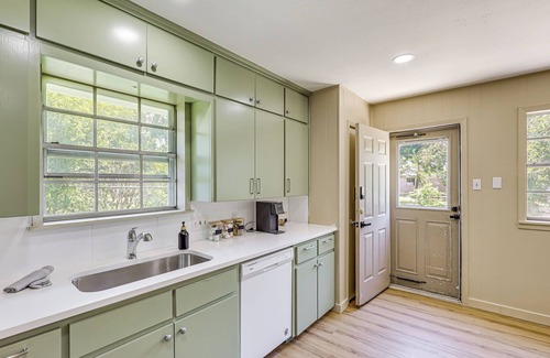 Temple Cottage | Group-friendly Getaway w/Fenced Yard in Temple!
