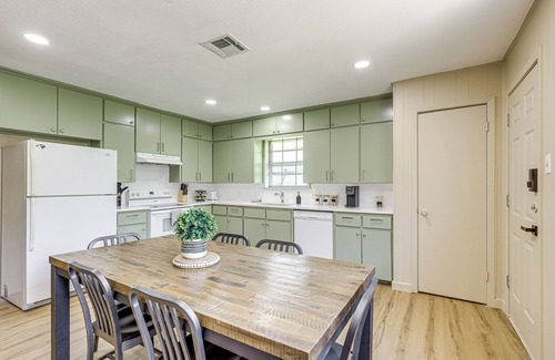 Temple Cottage | Group-friendly Getaway w/Fenced Yard in Temple!