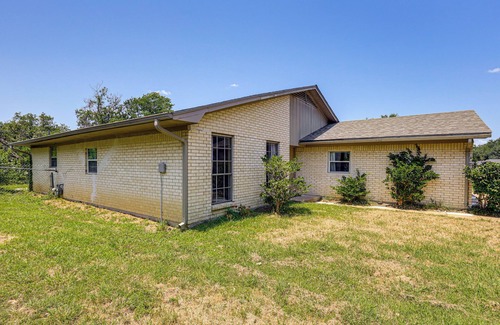 Temple Cottage | Group-friendly Getaway w/Fenced Yard in Temple!