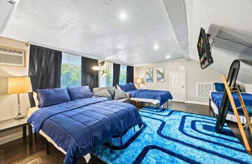 Harlandale House | Group Getaway with Backyard Theater Close to River Walk