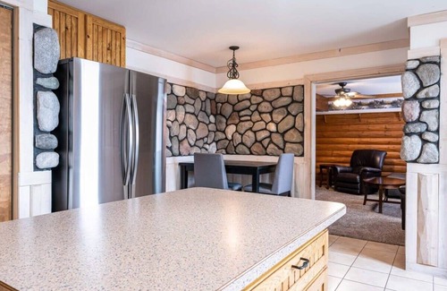 Mayfield Apartment | Group Stay - 3 Lodges Together by Fife Lake