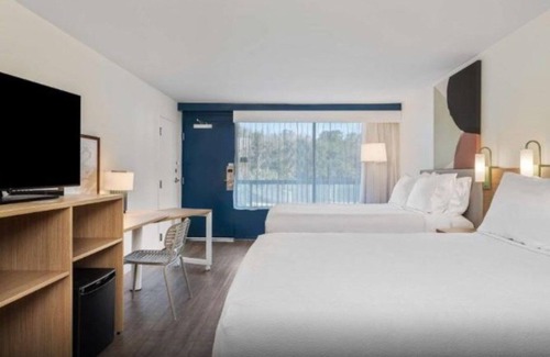 Hilton Head Island Hotel | Group Stay at the Spark! 3 Units w/Pool, Parking and Free Breakfast!
