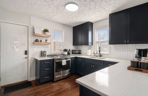 Midtown House | Group Stay: KingBeds l Arcade l FirePit l Yard I 5mins CWS, CHI Arena, Creighton
