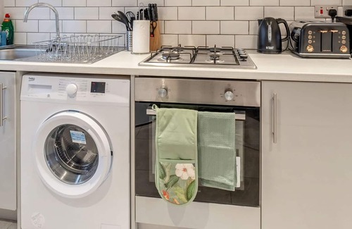 Rushmoor District Apartment | Groups/Contractors, Pet-friendly, Smart TV, WiFi