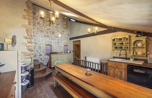 Caldicot House | Groups Welcome, large historic manor next to ancient castle and pub in Wales! nn