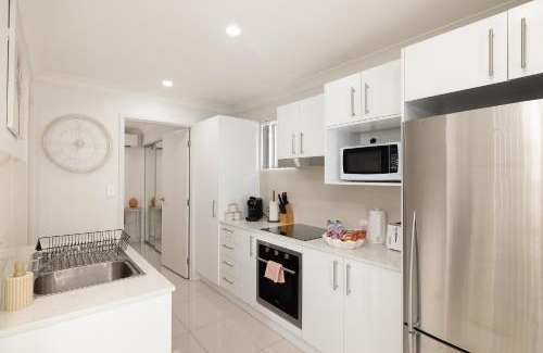 Rocklea Apartment | GST Credits! AC! Shops! Parking! Espresso! 135AF1