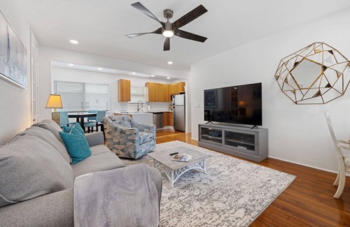 Barrier Island Apartment | GU2-On the water-1-bedroom-private patio-with BBQ-WiFi, AC-downtown-restaurants