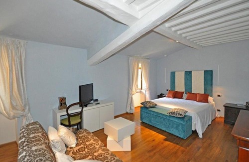 Nerbisci Villa | Gubbio Villa Sleeps 20 Pool Air Con WiFi