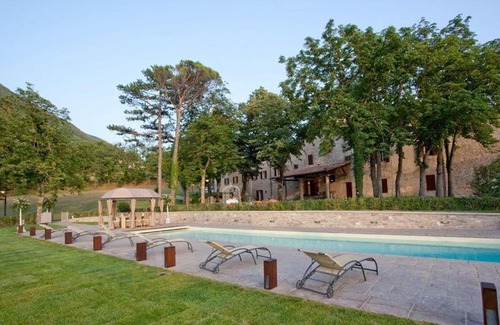 Nerbisci Villa | Gubbio Villa Sleeps 20 Pool Air Con WiFi
