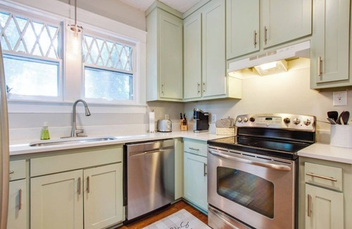 Murfreesboro House | GUEST FAVORITE 3-bed stone cottage home in Murfreesboro close to Nashville
