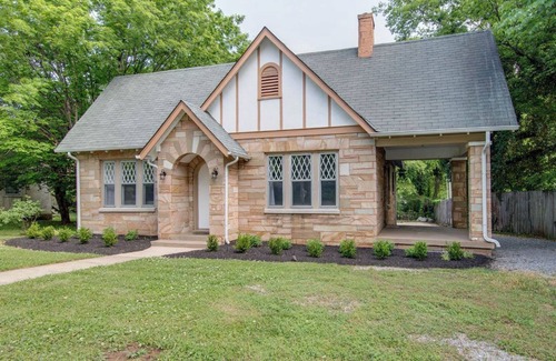 Murfreesboro House | GUEST FAVORITE 3-bed stone cottage home in Murfreesboro close to Nashville