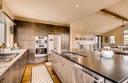 The Highlands House | GUEST FAVORITE! Blue River Retreat- Modern Mountain Home! Pet Friendly, Spa!