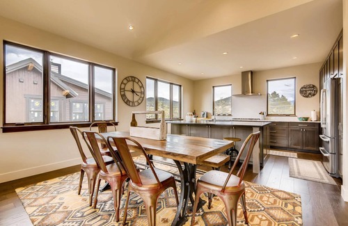 The Highlands House | GUEST FAVORITE! Blue River Retreat- Modern Mountain Home! Pet Friendly, Spa!