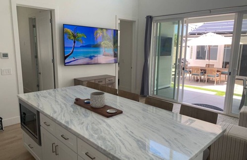 Huntington Beach House | Guest House | Close To Beach | Hot Tub | Privacy