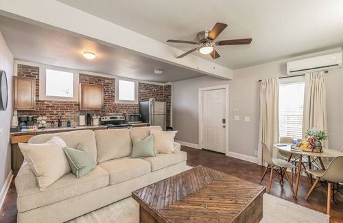 Fort Worth House | Guest House Close To Dickies Arena, TCU, Medical District and Downtown Ft Worth.