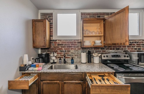 Fort Worth House | Guest House Close To Dickies Arena, TCU, Medical District and Downtown Ft Worth.